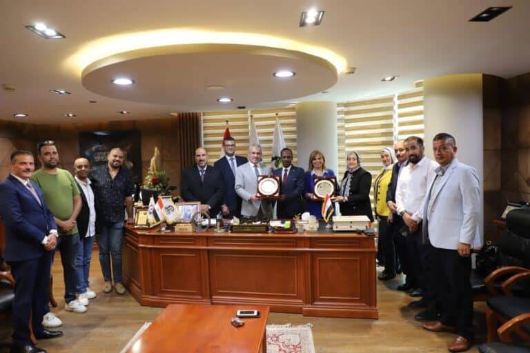 استقبل المحاسب أحمد السروجى رئيس النقابة العامة للعاملين بالبترول و عايدة محى الدين الامين العام للنقابة العامة للعاملين بالبترول وفد اللجنة النقابية لشركة السويس لتصنيع البترول برئاسة الأستاذ عبدالجليل أبو بكر 
