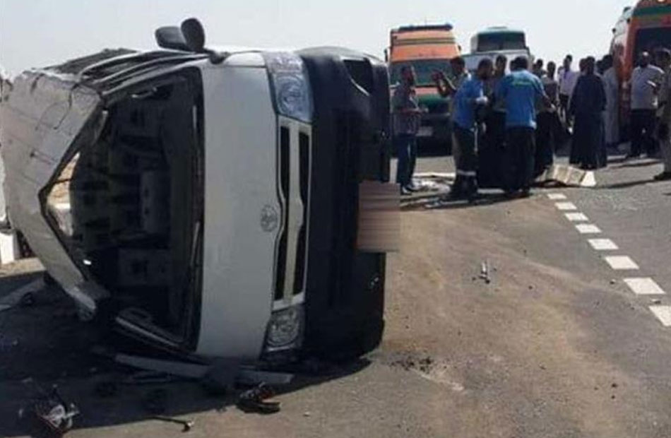 إصابة 7 مواطنين في انقلاب سيارة ميكروباص بطريق أبوسمبل
