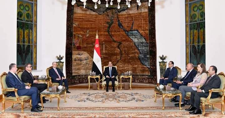 استقبل الرئيس عبد الفتاح السيسي، اليوم، رئيس الوزراء الفلسطيني الدكتور محمد مصطفى والوفد المرافق له