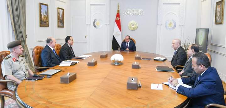 اجتمع السيد الرئيس عبد الفتاح السيسي اليوم مع الدكتور مصطفى مدبولي رئيس مجلس الوزراء، والدكتور عاصم الجزار وزير الإسكان والمرافق والمجتمعات العمرانية، واللواء خالد عبد العال محافظ القاهرة، واللواء أمير سيد أحمد مستشار رئيس الجمهورية للتخطيط العمراني، واللواء أحمد العزازي رئيس الهيئة الهندسية للقوات المسلحة