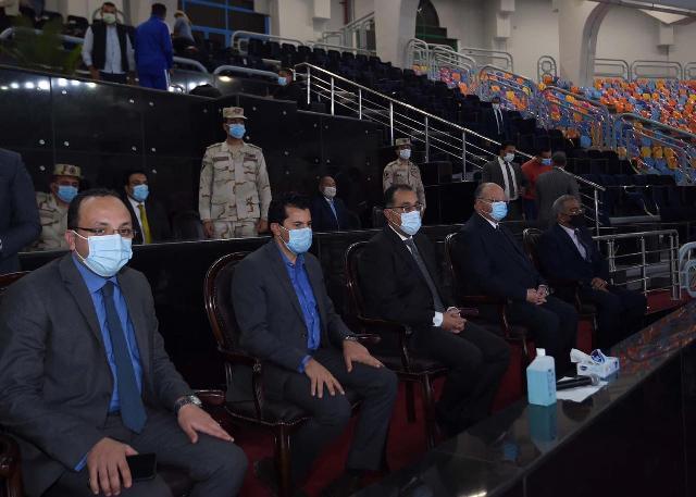 مدبولي ينقل للاعبى منتخب اليد تحيات ودعم الرئيس السيسى