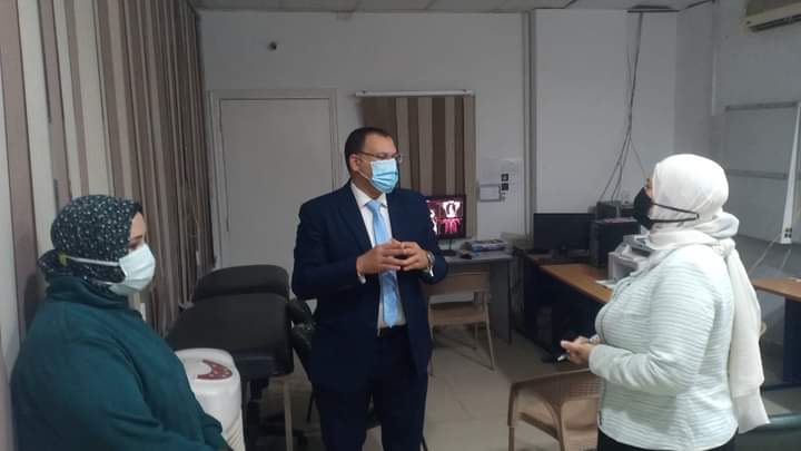 وكيل وزارة الصحة يتفقد مركز الاشعه التشخيصية ويشدد علي حُسن التعامل مع المترددين .  تفقد الدكتور إسماعيل الحفناوي وكيل وزارة الصحة والسكان ، منذ قليل ، مركز الاشعه التشخيصية وذلك لمتابعة انتظام سير العمل بالمركز ، وخلال ذلك فقد شدد »الحفناوى« علي ضرورة حسن التعامل مع المترددين وتطبيق الإجراءات الإحترازية لمواجهة انتشار عدوى الكورونا . ويأتي هذا في إطار إستمرار الجولات الميدانيه لمتابعة انتظام تقديم الخدمات الطبية بكافة المنشآت الطبية  