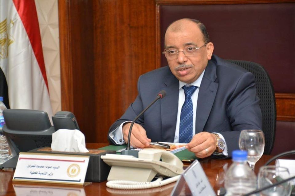 وزير التنمية المحلية يتلقي تقريراً من غرفة العمليات لمتابعة جهود المحافظات لازالة التعديات
