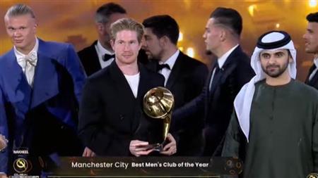 دي بروين يتسلم جائزة مانشستر سيتي كأفضل نادٍ في العالم بحفل جلوب سوكر.