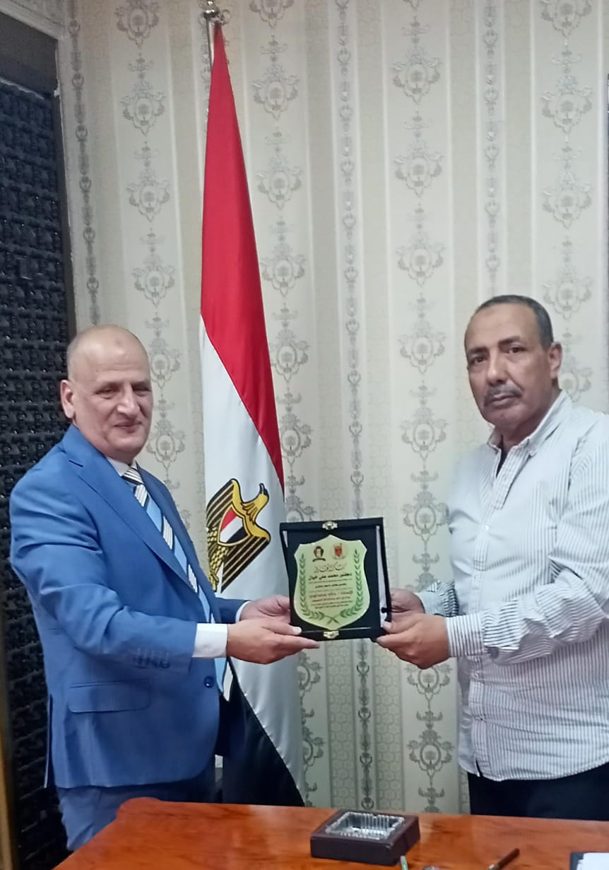 دكتور محمد خيال يكرم السكرتير العام خالد سعداوي.