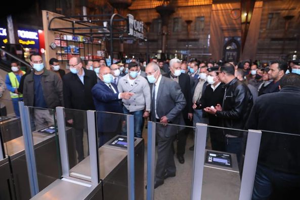 وزيرالنقل خلال جولته التفقدية بمحطة مصر للسكك الحديدية -  وزير النقل يلتقي عدد كبير من الركاب مؤكداً 
