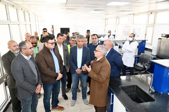 وزير الإسكان يتفقد محطة معالجة مياه الصرف الصحي بالجبل الأصفر