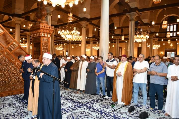 وزير الأوقاف في خطبة الجمعة بمسجد الإمام الحسين (رضي الله عنه) بالقاهرة : الأديان كلها قائمة على الرحمة ومبنية عليها والإنسانية اليوم في أمس الحاجة إلى التراحم بين أبنائها جميعًا ودون تفرقة على أساس الدين