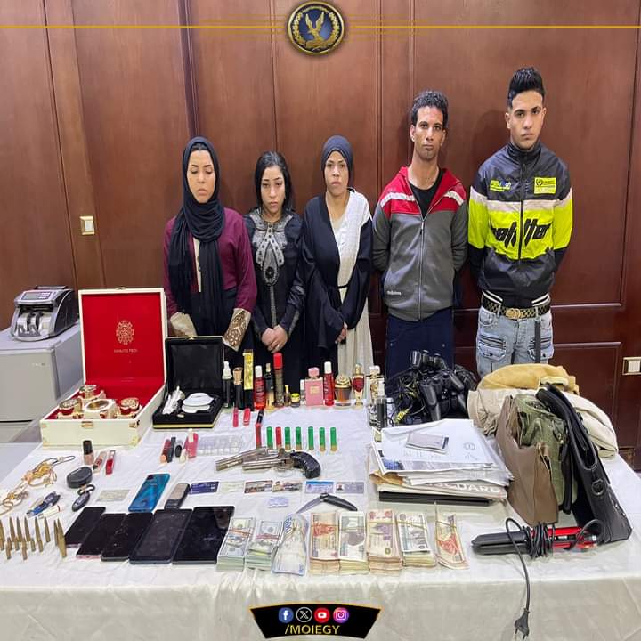 فى إطار جهود أجهزة وزارة الداخلية لكشف ملابسات ما تبلغ بتاريخ 18 الجارى لمديرية أمن الجيزة من (أحد الأشخاص 