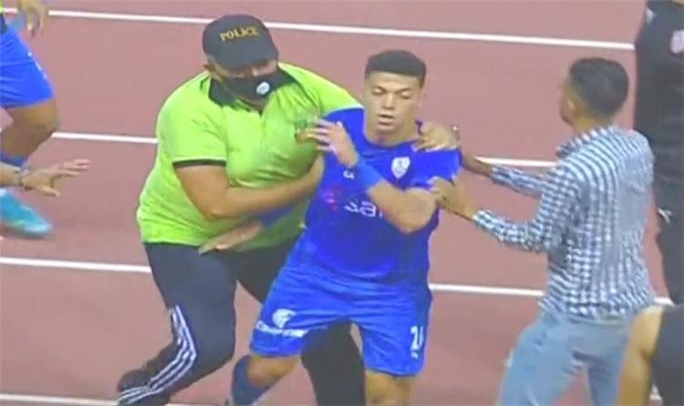 اشتباك بالأيدي بين لاعبي الزمالك في نهاية مباراة الزمالك والمصري.