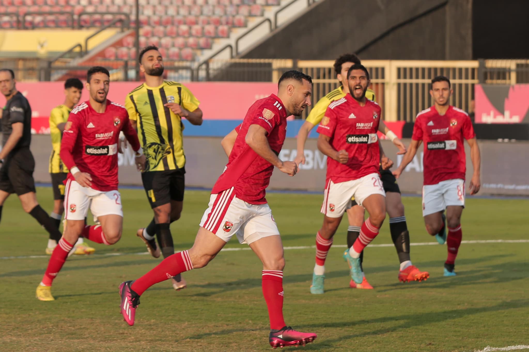 الاهلي يكتسح المقاولون العرب بثنائية لهدف ويواصل تصدره للدوري المصري.