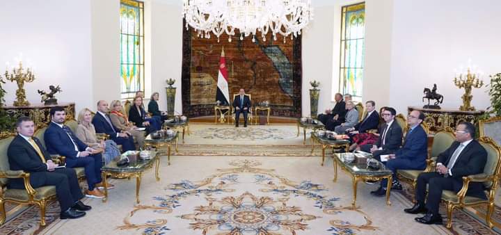 استقبل السيد الرئيس عبد الفتاح السيسي اليوم وفداً من الحزبين الديمقراطي والجمهوري من مختلف اللجان بالكونجرس الأمريكي، برئاسة السيدة السيناتور 