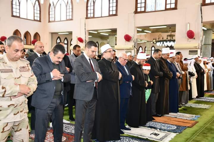 وزير الأوقاف ومحافظ بورسعيد يؤديان صلاة الجمعة بمسجد