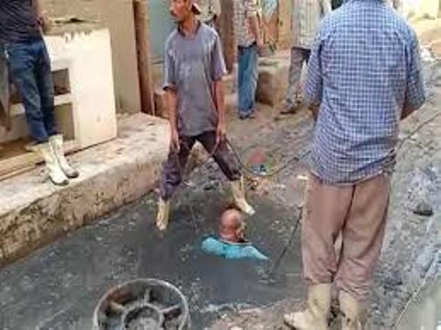 مصرع 3 أشخاص من أسرة واحدة سقطوا في بيارة الصرف الصحي بالشرقية