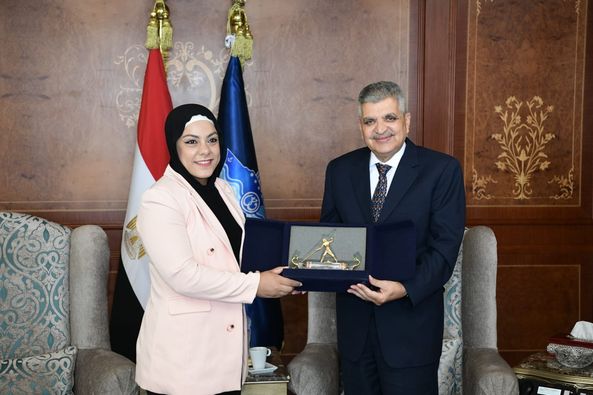 الفريق أسامة ربيع يكرم البطلة الأولمبية 