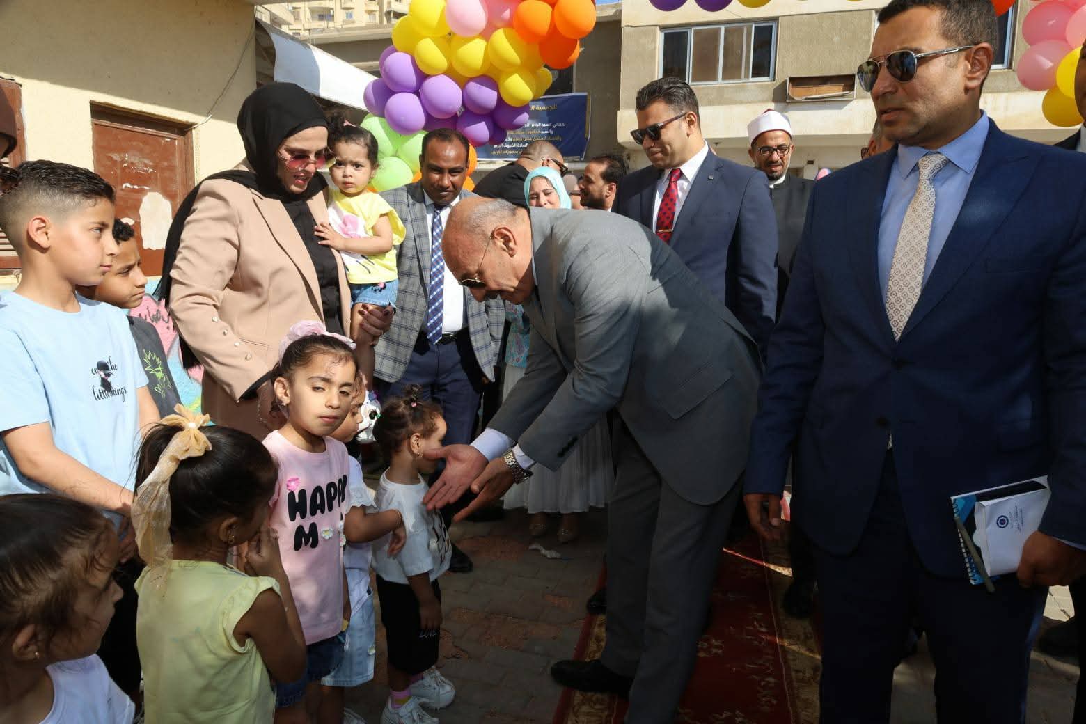 قام اللواء أح / هانى رشاد، محافظ السويس، صباح اليوم، بزيارة دار الرحمة التابعة للجمعية المصرية لحماية الأطفال، لمشاركة الأطفال الأيتام فرحتهم بعيد الأضحى المبارك،