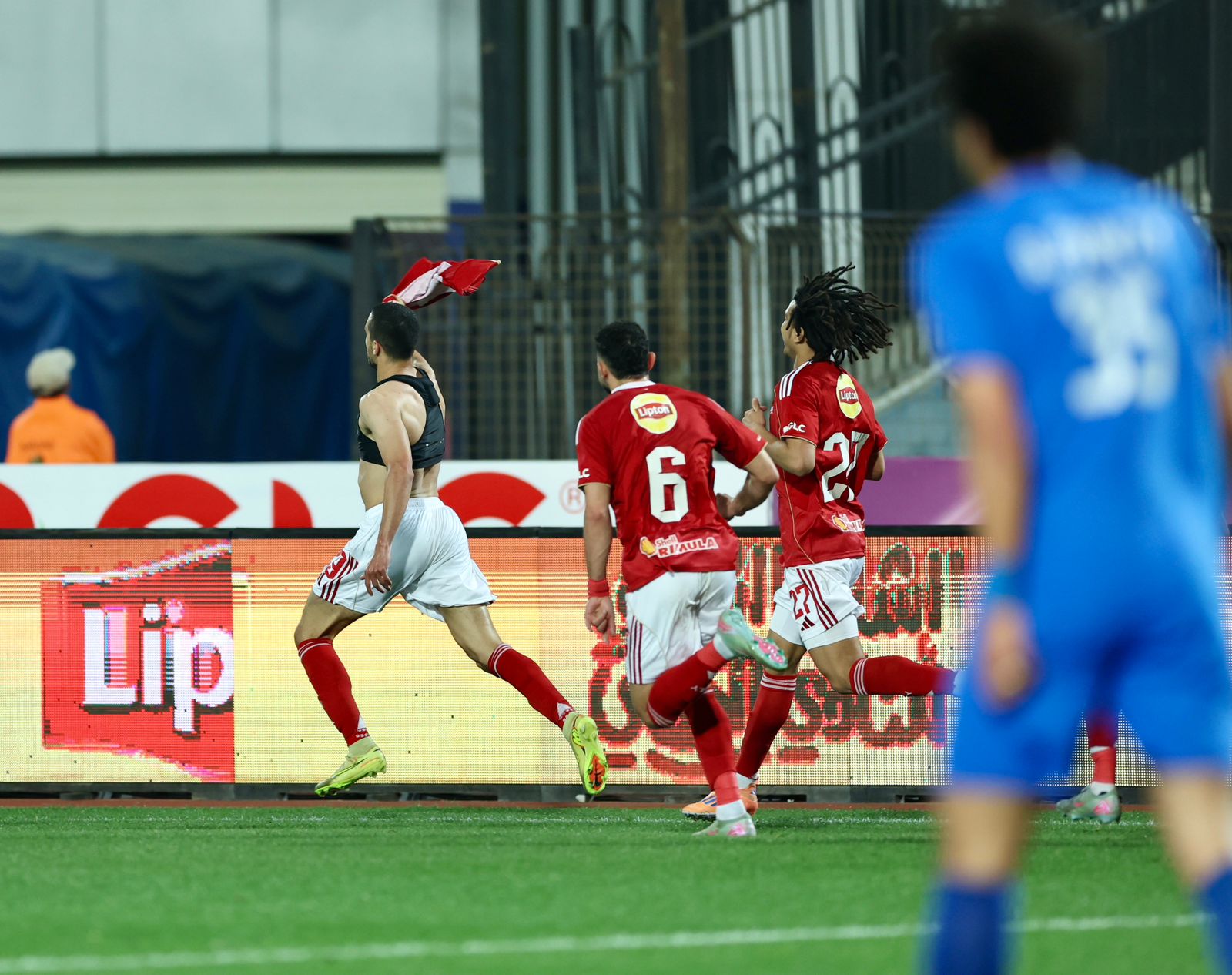 جمهور الأهلي يفوز على سموحه بثنائية مقابل هدف في الدوري المصري.