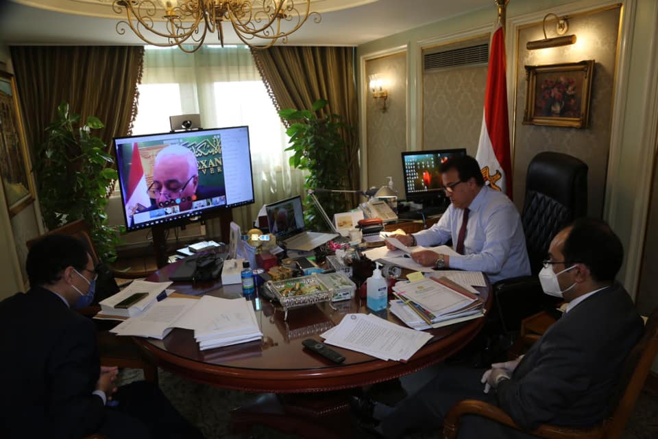  بيان إعلامي للمجلس الأعلى للجامعات بتاريخ 7/5/2020 في ضوء ماسبق وأن قرره المجلس الأعلى للجامعات بجلسته رقم 699 المعقودة بتاريخ 18/4/2020 أنه في حالة انعقاد دائم. اجتمع المجلس الي
