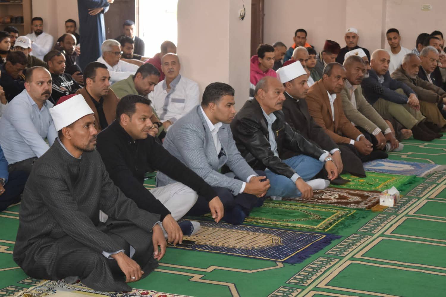 محافظ السويس يؤدي صلاة الجمعة بمسجد التنعيم وسط الأهالي منطقة تعاونيات الدلتا بحي فيصل و يلتقي اهالي مدينة تعاونيات إسبيكو لمتابعة الخدمات التي تقدم للمواطنين و يتفقد حديقة الخالدين بحي فيصل محافظ السويس