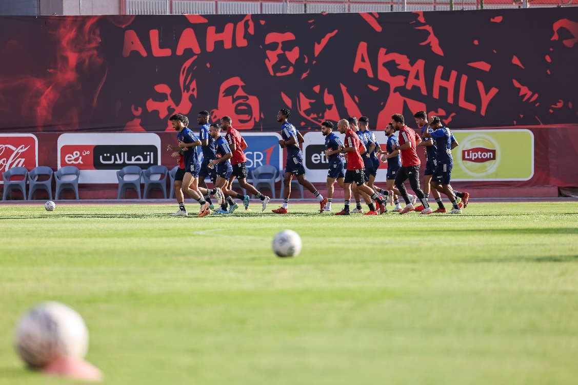 الأهلي يواصل استعداداته لمباراة فاركو.