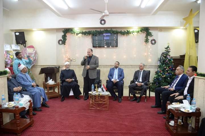 محافظ أسيوط يواصل جولاته للكنائس ويزور الكنيسة الانجيلية الثانية للتهنئة بعيد الميلاد المجيد
