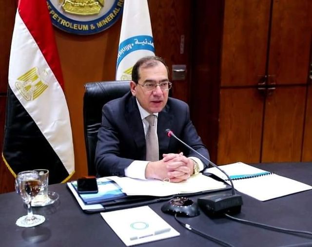 وزيرا البترول والبيئة يناقشان آخر مستجدات أعمال احتواء ومكافحة التلوثات البترولية الناتجة عن ظاهرة النشع البترولى بمنطقة الجمشة بشمال الغردقة.