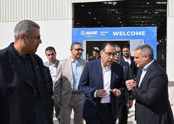 رئيس الوزراء يتفقد مصنع شركة