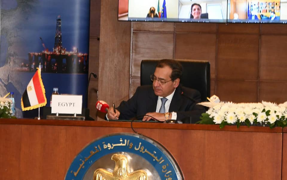 وزير البترول يهدى المشاركين بمنتدى شرق المتوسط مفتاح الحياة الفرعونى