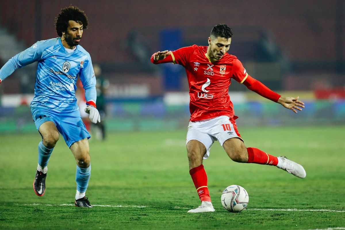 الأهلي يضرب غزل المحله بثلاثية نظيفه لاقتناص صدارة الدوري المصري.. بقيادة وتألق محمد شريف.