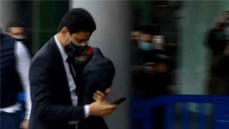جماهير برشلونة تهين رئيس باريس سان جيرمان بسبب ميسي: أتركه يا لص!.