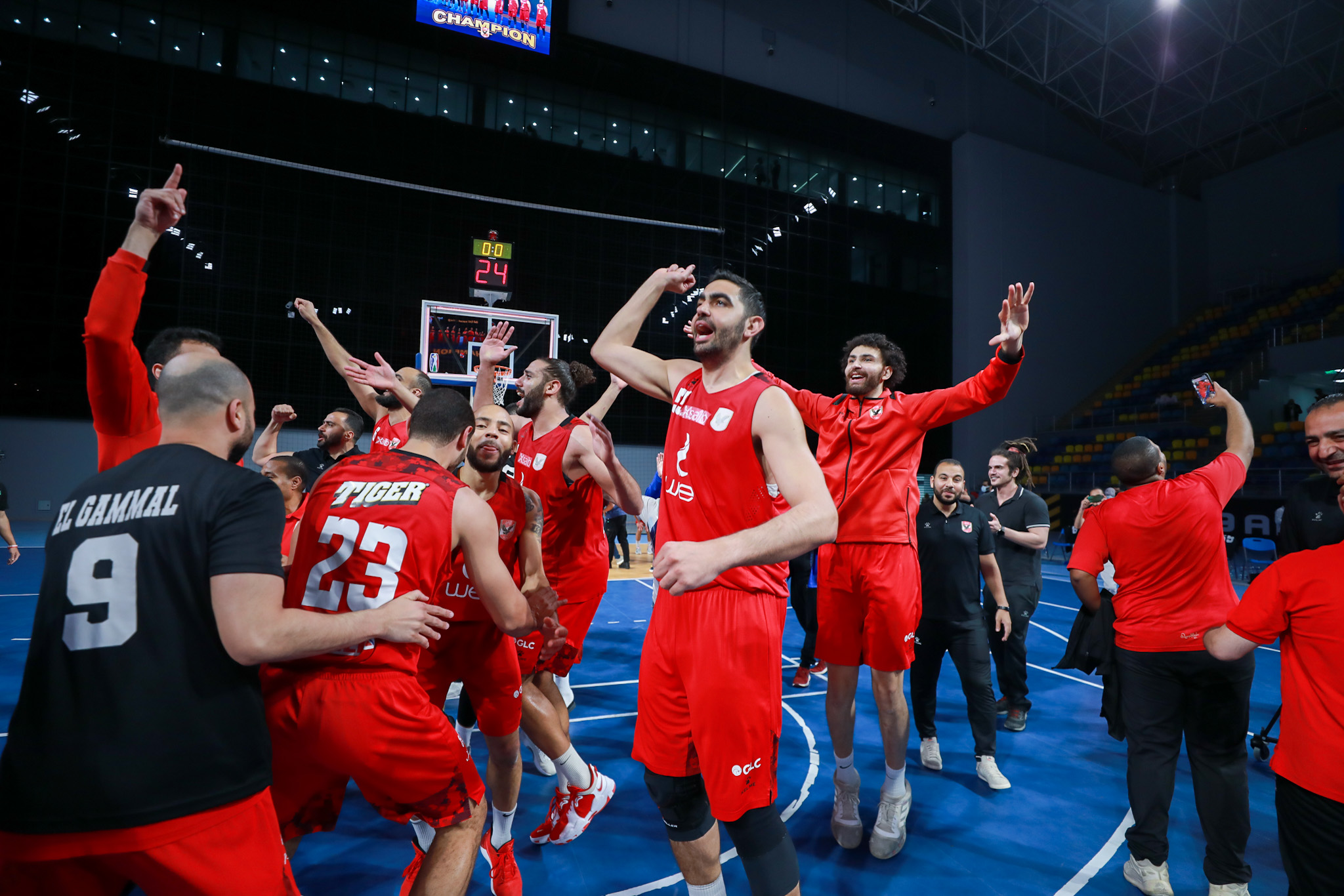 رجال سلة الأهلي يفوز على الأتحاد 88-75 ويتوج بدوري السوبر للمحترفين.