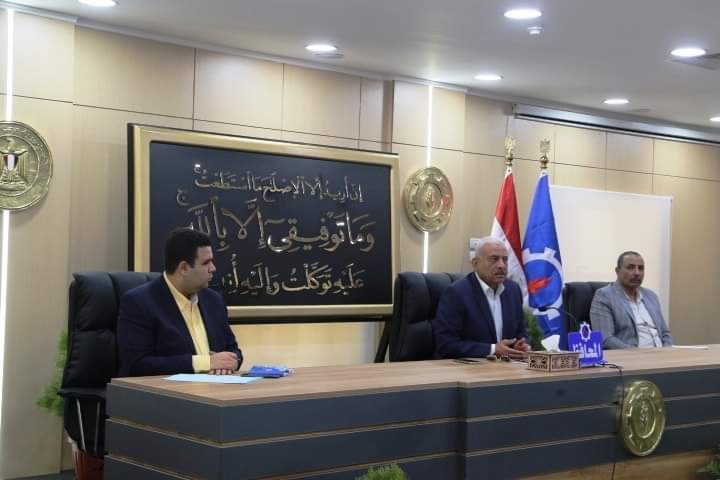 خلال اجتماع محافظ السويس مع الجمعيات الأهلية والاحزاب السياسية والغرفة التجارية لتوفير وتخفيض أسعار السلع