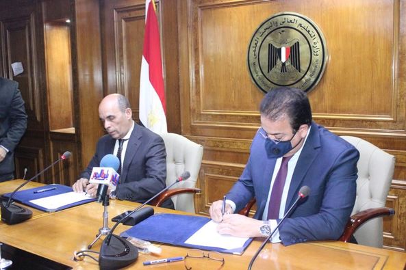 وزير التعليم العالي يوقع بروتوكول تعاون مع بنك 