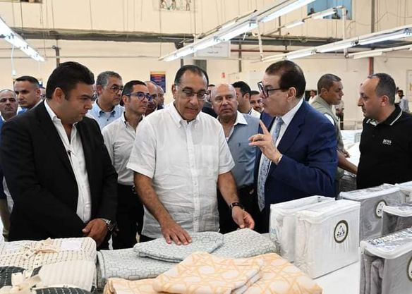 رئيس الوزراء يتفقد مصنع شركة 