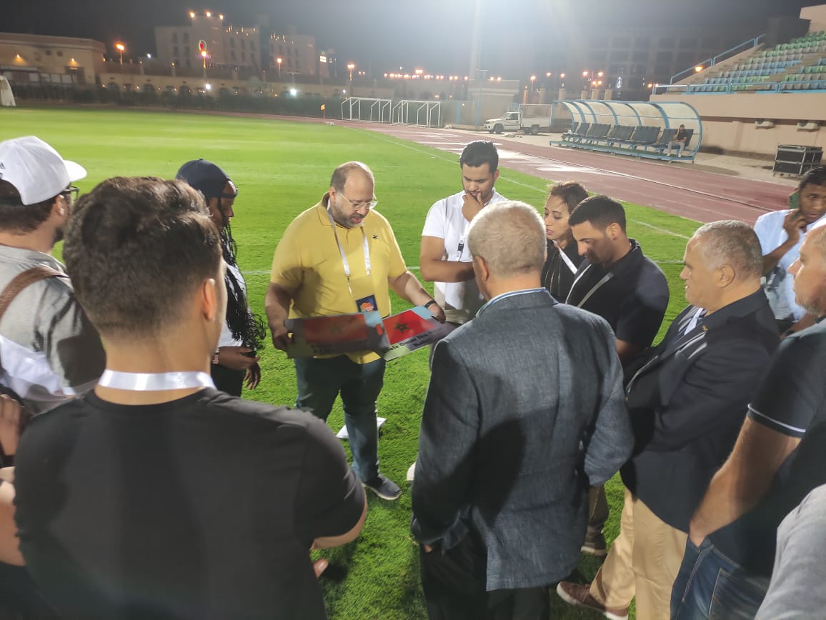 اجتماع للجنة المنظمة لبطولة المدراس استعدادا لحضور رئيس الاتحاد الأفريقي.