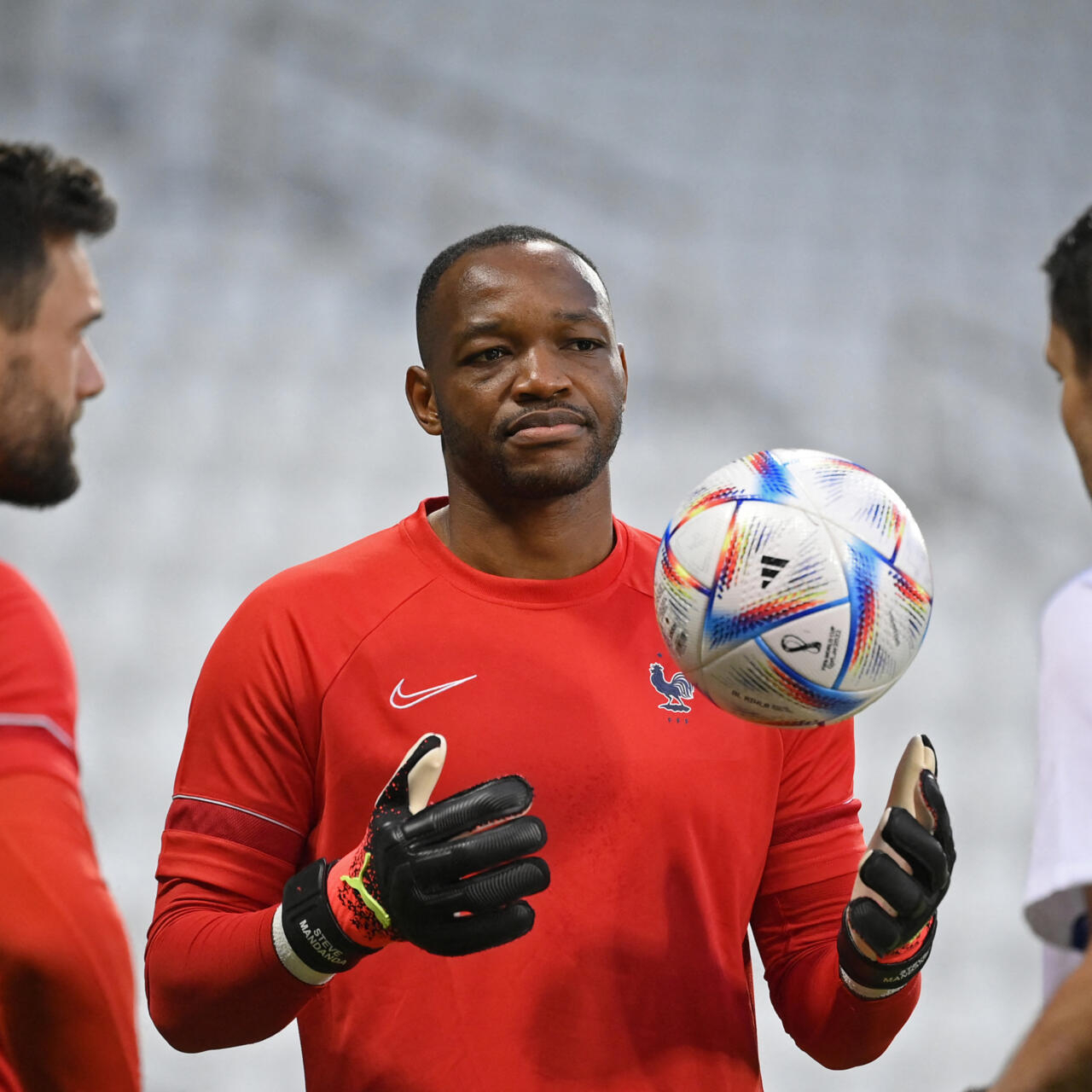 بعد خمسة أيام من زميله لوريس.. الحارس البديل للمنتخب الفرنسي ستيف مانداندا يعتزل اللعب دوليا