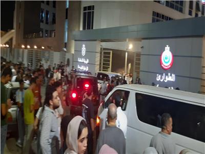 توافد أسر وزملاء مصابين حادث طريق الجلالة أمام مجمع طبي السويس.