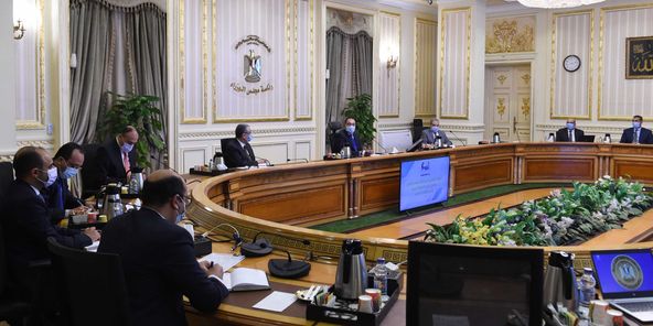 رئيس الوزراء يتابع الموقف التنفيذي لمشروع إنشاء مُجمع صناعي مُتكامل لإنتاج الألواح الشمسية