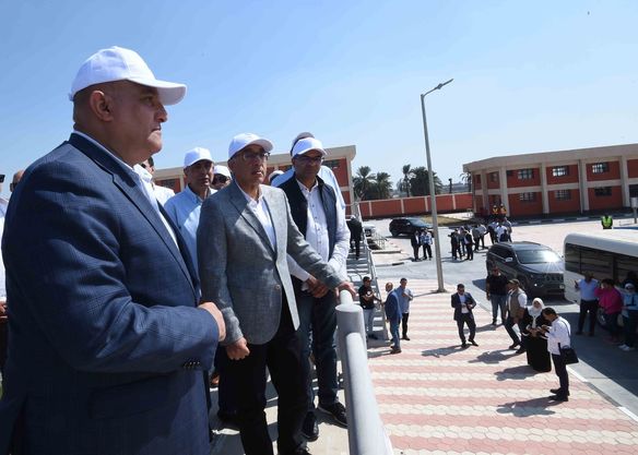 رئيس الوزراء يتفقد التشغيل التجريبي لمحطة معالجة الصرف الصحي بقرية برطباط غرب مغاغة