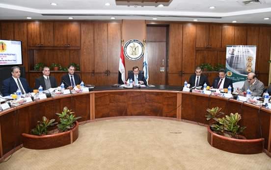 أكد المهندس طارق الملا وزير البترول والثروة المعدنية ان برنامج عمل الوزارة يركز حالياً على رفع كفاءة الأداء وتعظيم وزيادة انتاج الزيت الخام والغاز الطبيعى مع العمل على خفض مصروفات