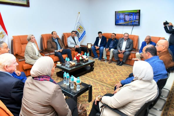 وزيرا قطاع الأعمال العام والبيئة يعقدان لقاءاً موسعاً مع محافظ السويس بشركة النصر للأسمدة بحضورأعضاء مجلسي النواب والشيوخ  
