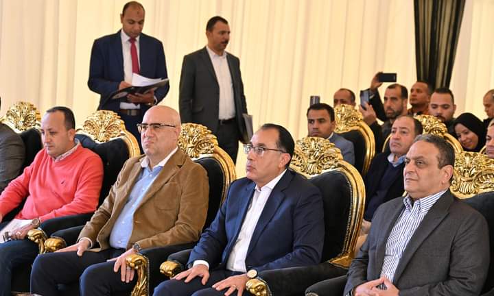 خلال تسليم رئيس الوزراء عقود وحدات المبادرة الرئاسية 