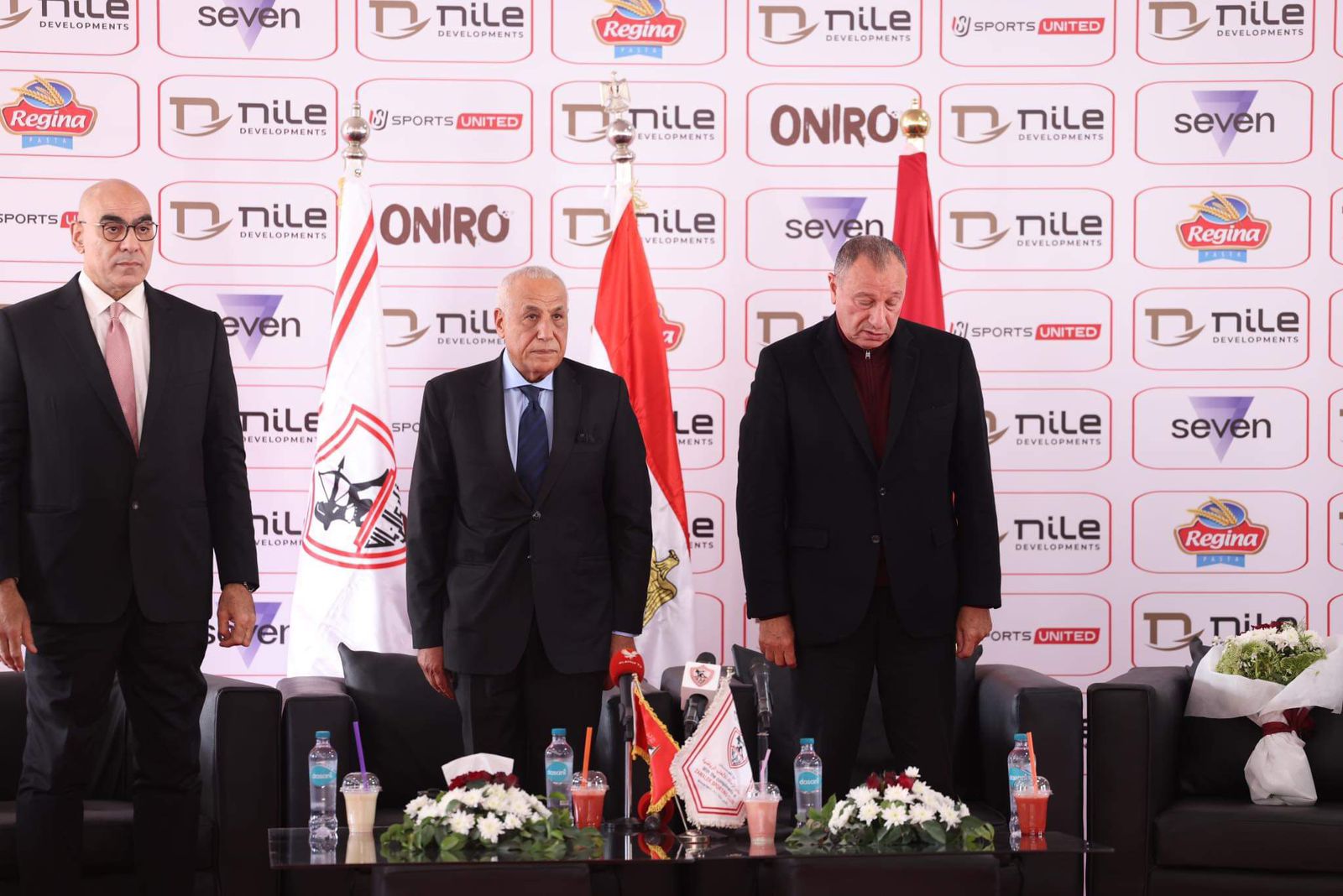 دقيقة حداد على روح العامري فاروق في زيارة الأهلي للزمالك.