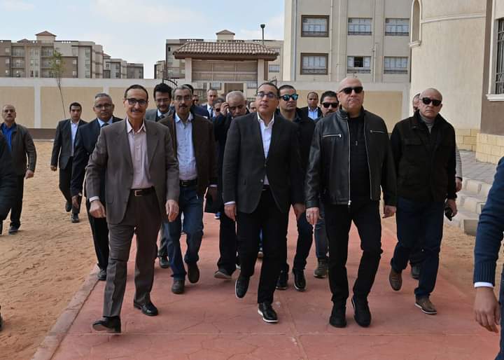 رئيس الوزراء يتفقد الوحدات السكنية بمشروع 