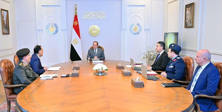 اجتمع السيد الرئيس عبد الفتاح السيسي، اليوم، مع كل من الدكتور مصطفى مدبولي، رئيس مجلس الوزراء، والدكتور شريف فاروق، وزير التموين والتجارة الداخلية، والفريق أحمد الشاذلي رئيس هيئة الشئون المالية للقوات المسلحة، والعقيد دكتور بهاء الغنام المدير التنفيذي لجهاز مستقبل مصر للتنمية المستدامة