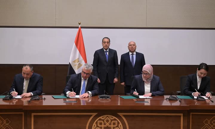 المشروع يوفر 8 آلاف فرصة عمل: رئيس الوزراء يشهد توقيع عقد إنشاء مجمع شين فينج (Xin Feng) المتكامل للصناعات المعدنية داخل 