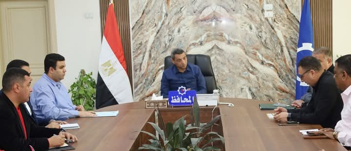 محافظ السويس في لقاء مع السائقين للإستماع إلي ارائهم وبحث تنظيم العمل وتحسين الخدمات بالمواقف