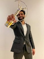 محمد صلاح يوجه رسالة للجماهير بعد تتويجه بجائزة لوريوس للإلهام الرياضي.