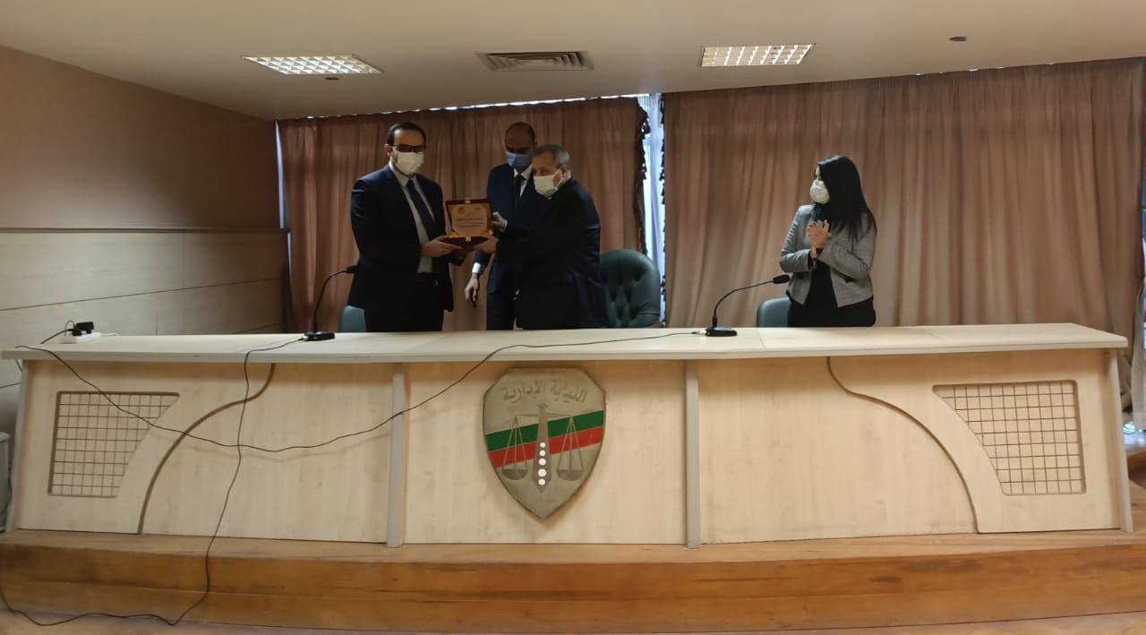 قام أمس الإثنين الموافق ٧ / ١٢ / ٢٠٢٠، المستشار / عصام المنشاوي- رئيس هيئة النيابة الإدارية بتكريم فريق عمل الأكاديمية الوطنية للتدريب القائمين على تنفيذ البرنامج التدريبي لأعضاء النيابة الإدارية بالأكاديمية وذلك بمركز التدريب القضائي بمقر رئاسة النيابة الإدارية وبحضور المستشار الدكتور محمد رامي - مدير مركز التدريب القضائي بالنيابة الإدارية.
