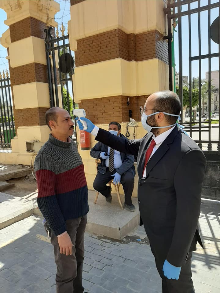 شددت محافظة القاهرة من اجراءاتها الوقائية والاحترازية لحماية العاملين بها والمترددين عليها من فيروس كورونا